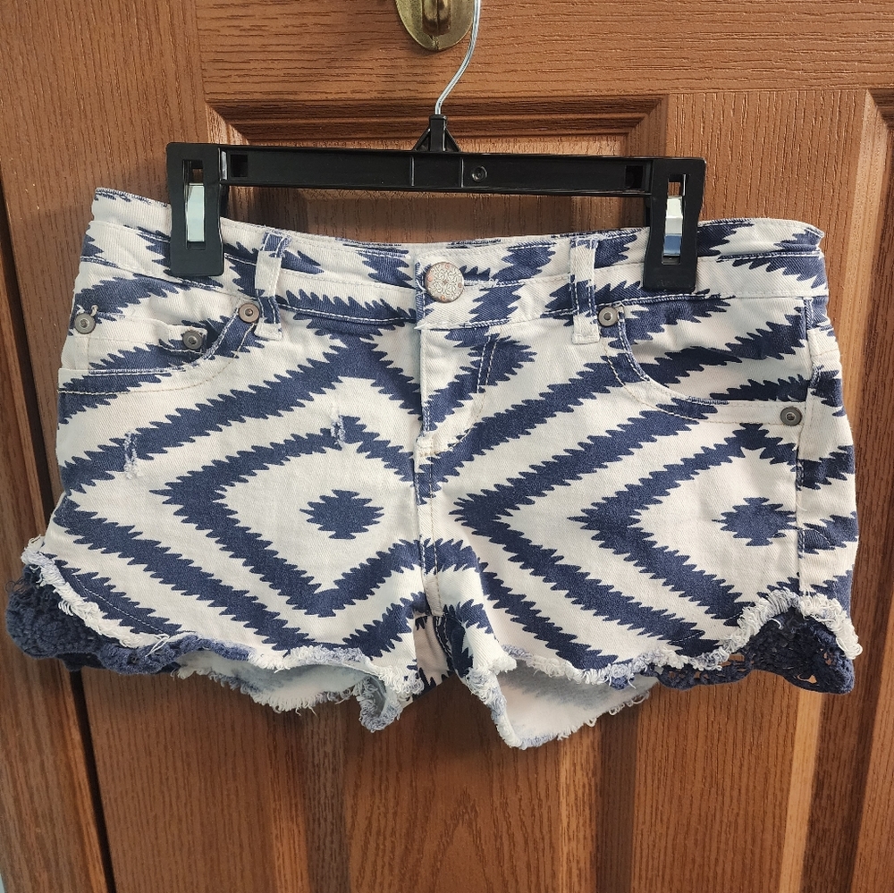 Womens No Boundaries Shorts. Size 9. Blue & White